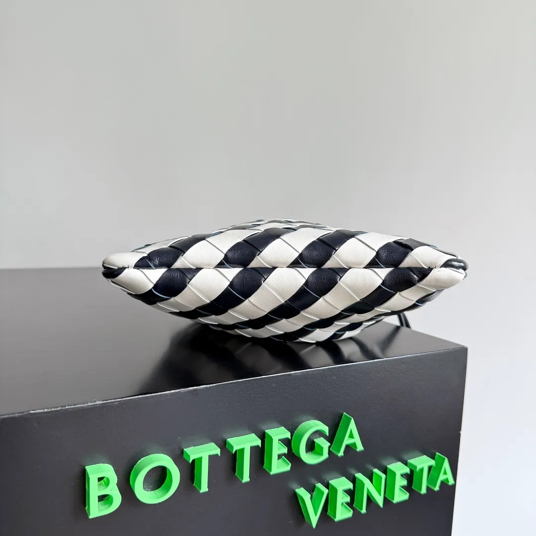 Batch 1360 BOTTEGA VENETA DUSTBAG mini size is officially launched📣📣. It still continues the classic weaving process. The lazy and casual feeling presented by the drawstring pockets is not too suitable for summer. The small back is light and convenient. It is enough to bring lipstick and tissues when going out every day. It is not easy to make mistakes with any clothes. The shoulder strap has a buckle and pull-out design, which can be adjusted to unlock multiple carrying methods. Style number: 816987 Size: 21*16.6*1cm
